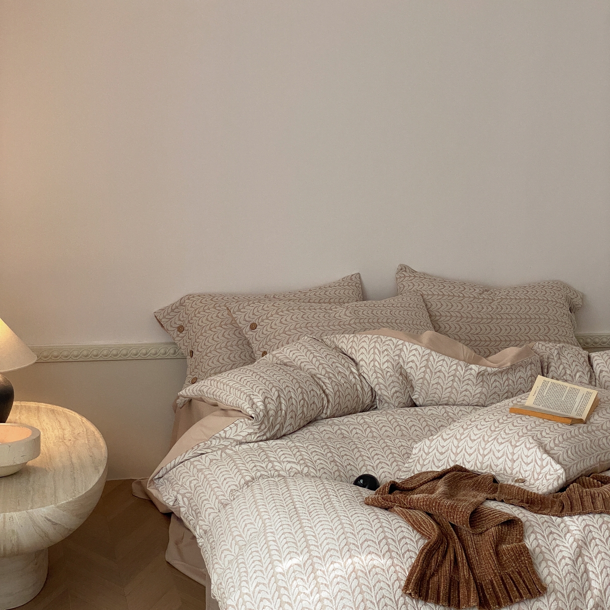 91家纺网 家纺一手货源 找家纺 旷野 2025新款全棉色织大提花100支磨毛四件套 千枝叶-奶咖