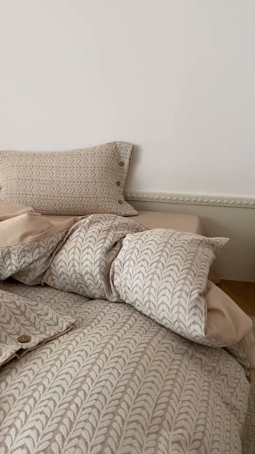 91家纺网 家纺一手货源 找家纺 旷野 2025新款全棉色织大提花100支磨毛四件套 千枝叶-奶咖