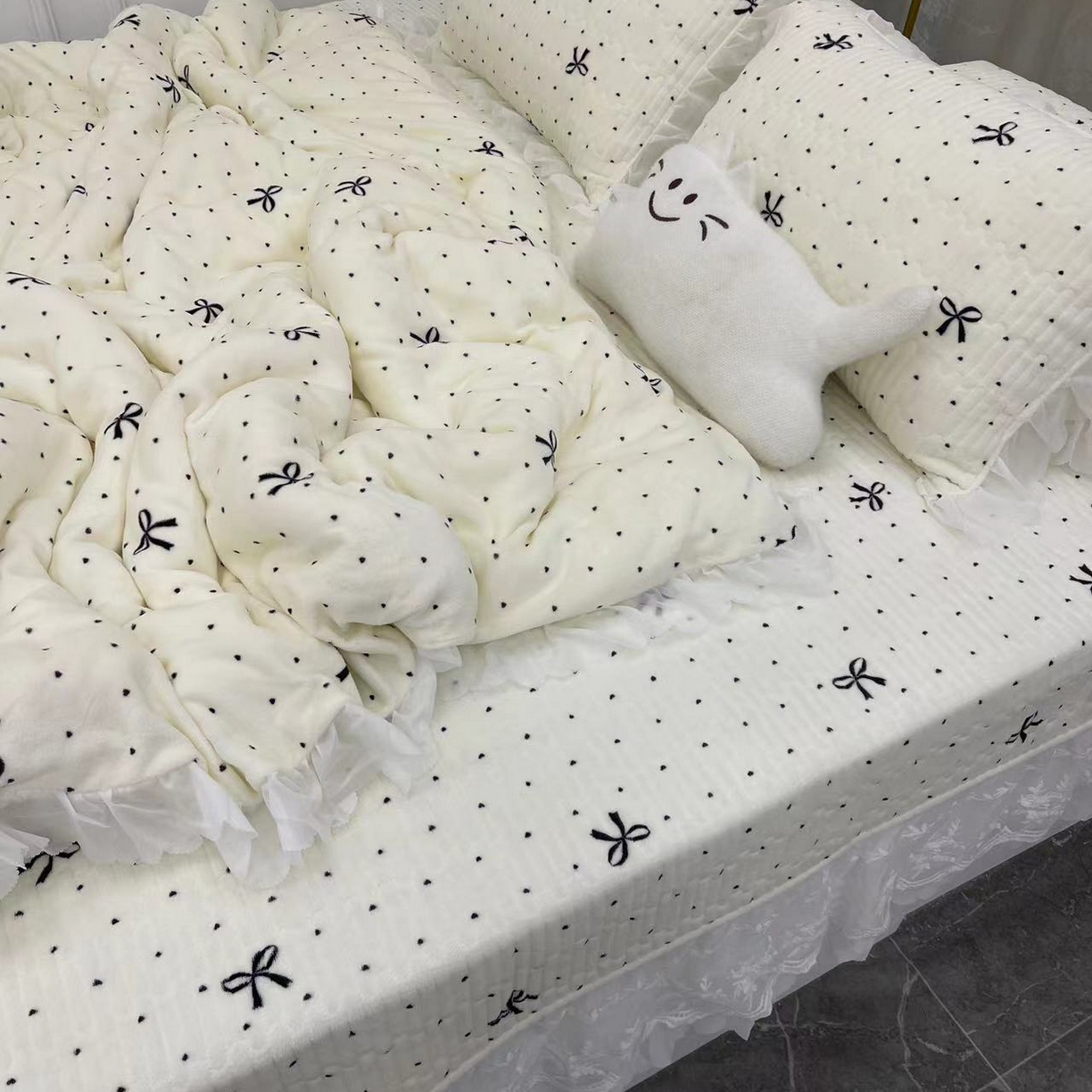 91家纺网 家纺一手货源 找家纺 禧瑞谷 2025新款牛奶绒炕盖农村火炕榻榻米炕盖 可以定制 点点蝴蝶结