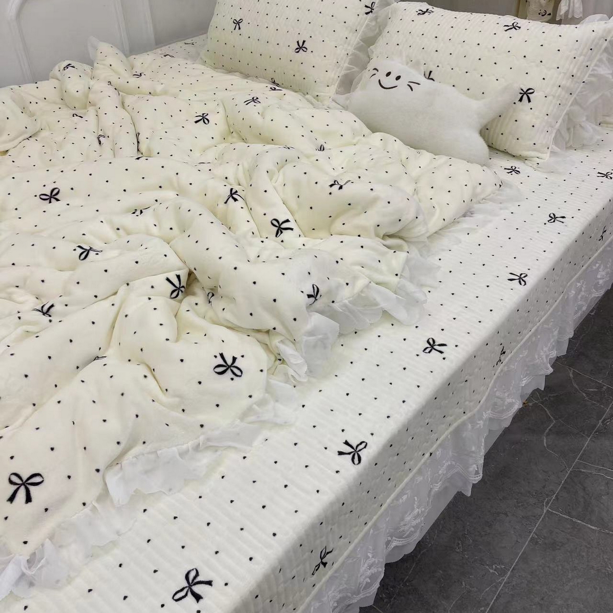 91家纺网 家纺一手货源 找家纺 禧瑞谷 2025新款牛奶绒炕盖农村火炕榻榻米炕盖 可以定制 点点蝴蝶结