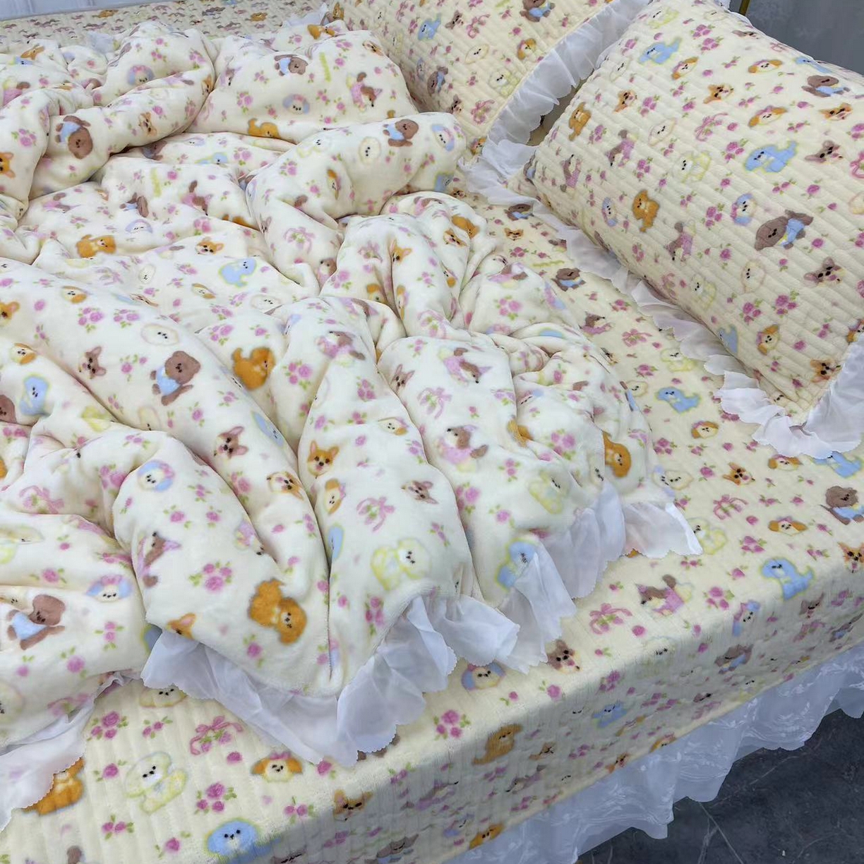 91家纺网 家纺一手货源 找家纺 禧瑞谷 2025新款牛奶绒炕盖农村火炕榻榻米炕盖 可以定制 奶油小狗