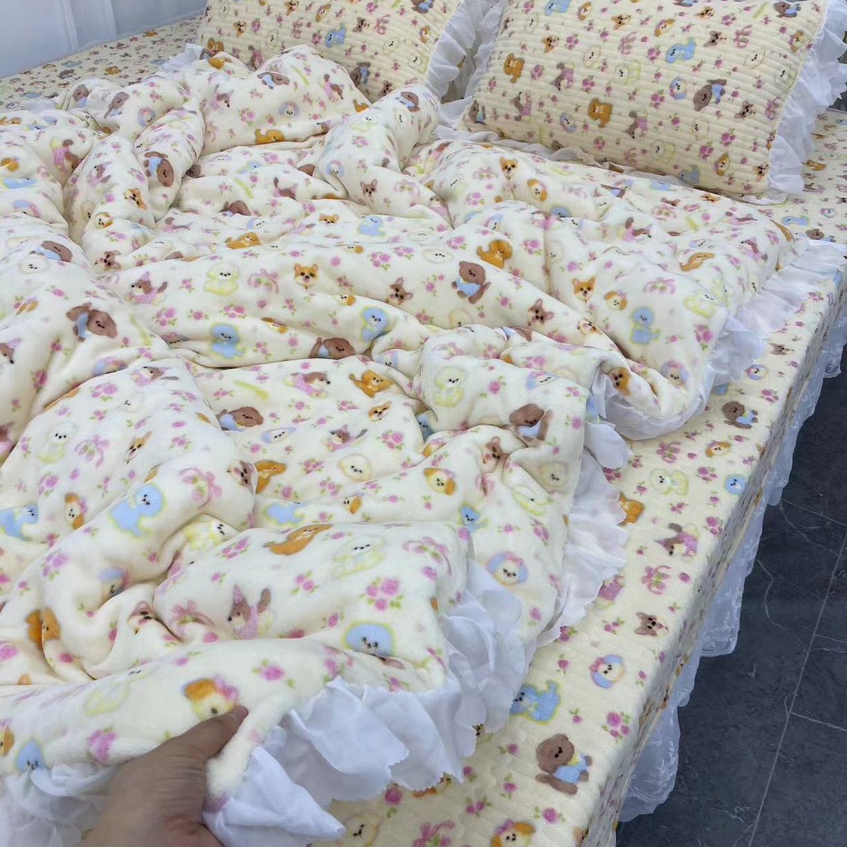 91家纺网 家纺一手货源 找家纺 禧瑞谷 2025新款牛奶绒炕盖农村火炕榻榻米炕盖 可以定制 奶油小狗