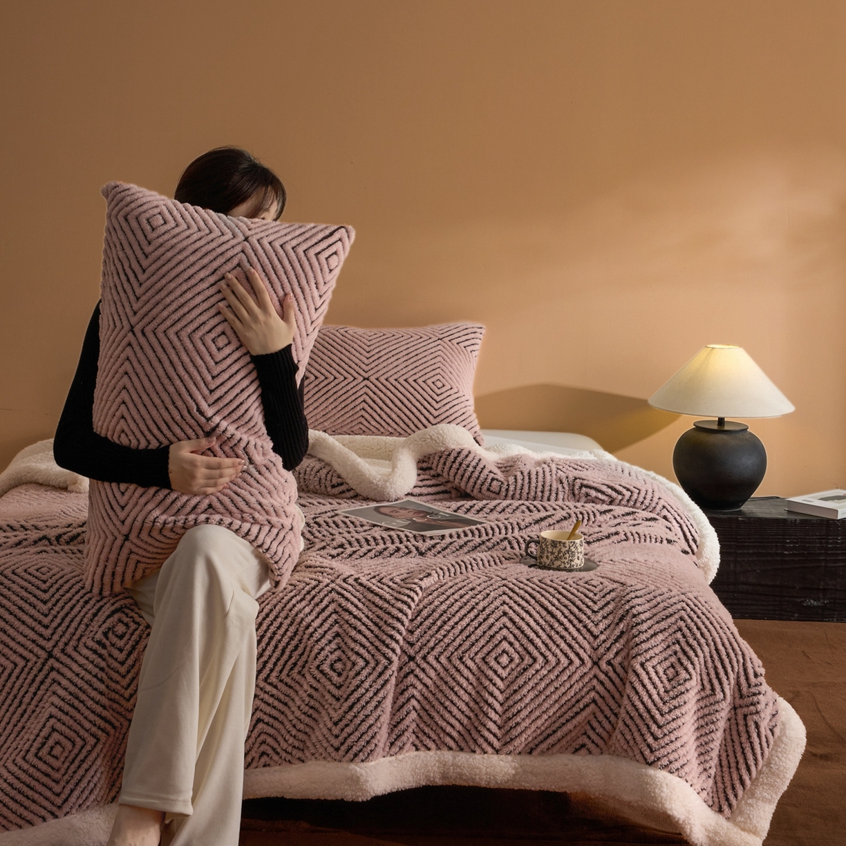 91家纺网 家纺一手货源 找家纺 欧邦 2025新款航空轻奢暖阳绒羊羔绒毛毯毯子 海棠粉