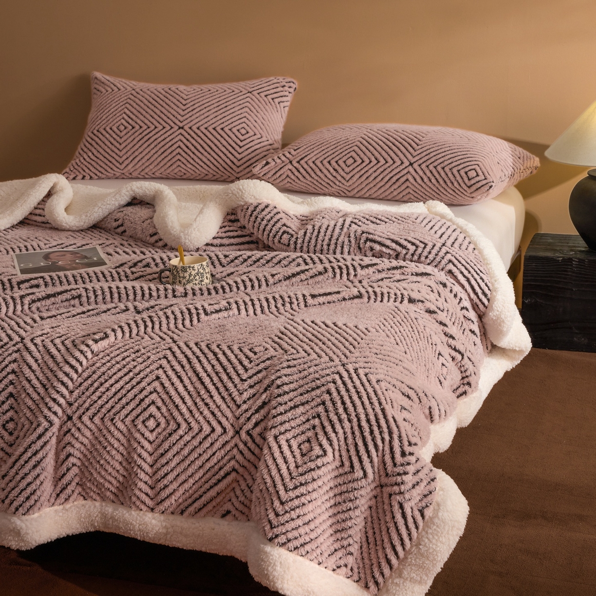 91家纺网 家纺一手货源 找家纺 欧邦 2025新款航空轻奢暖阳绒羊羔绒毛毯毯子 海棠粉