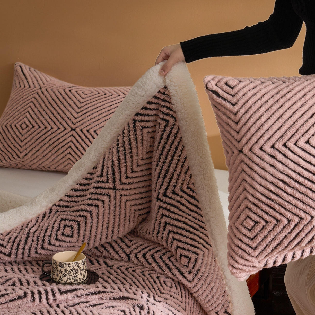 91家纺网 家纺一手货源 找家纺 欧邦 2025新款航空轻奢暖阳绒羊羔绒毛毯毯子 海棠粉