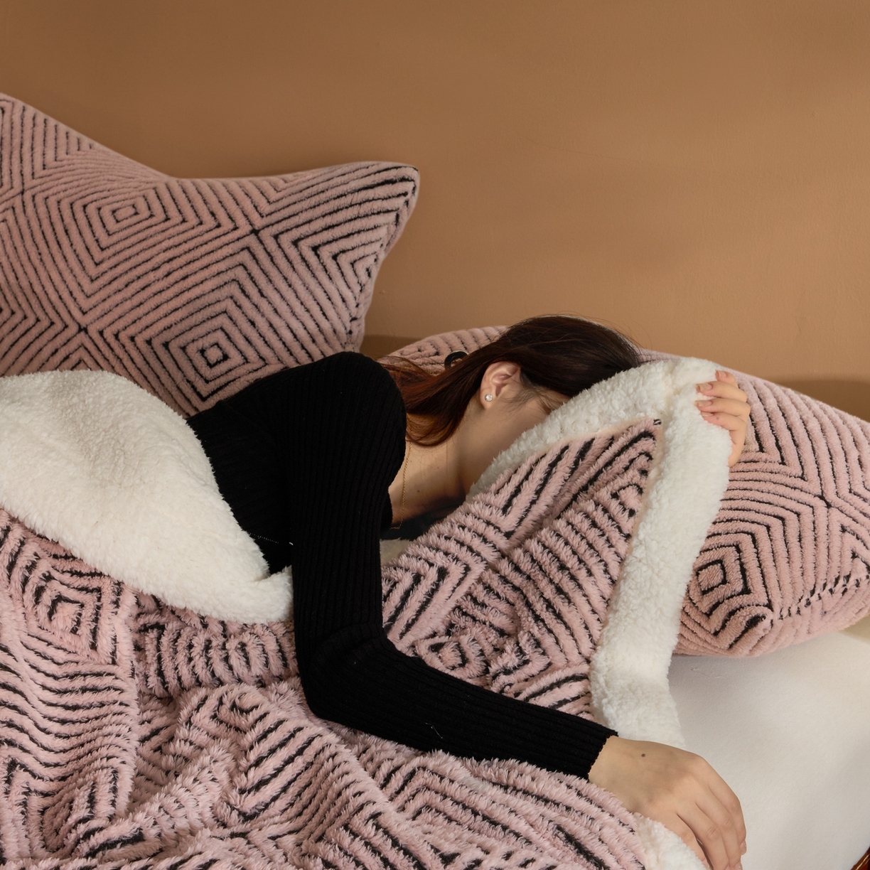 91家纺网 家纺一手货源 找家纺 欧邦 2025新款航空轻奢暖阳绒羊羔绒毛毯毯子 海棠粉