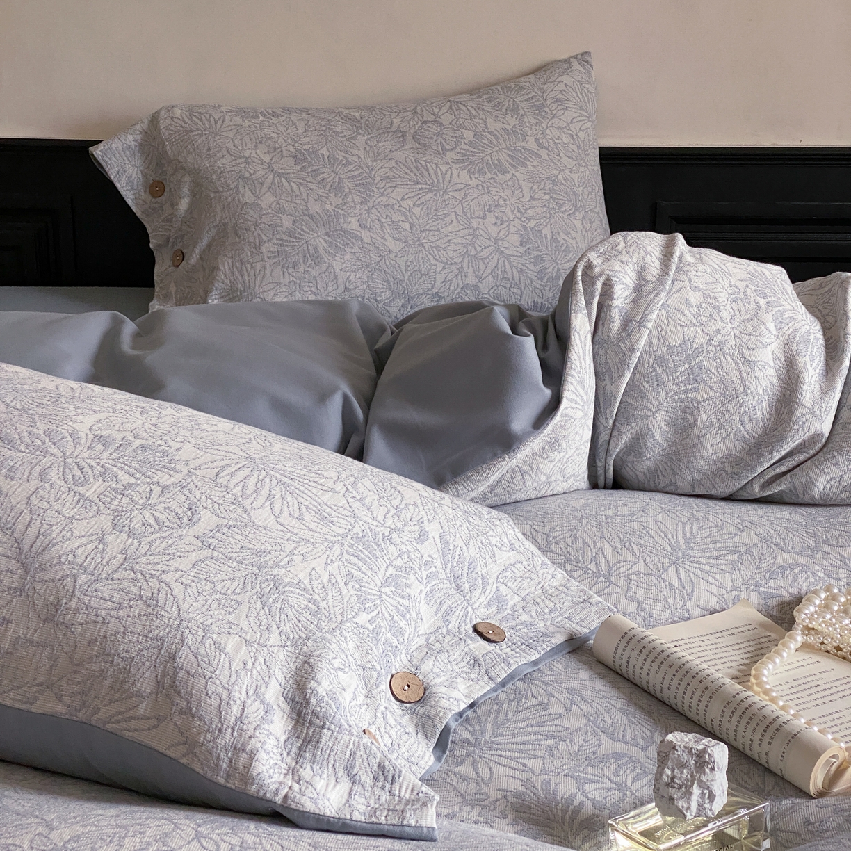 91家纺网 家纺一手货源 找家纺 旷野 2025新款全棉色织大提花100支磨毛四件套 晚枫林-蓝