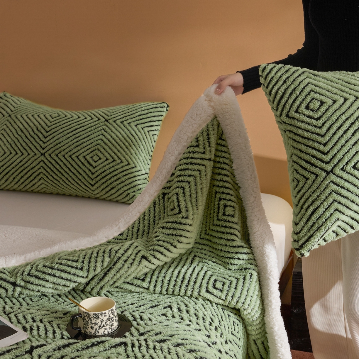 91家纺网 家纺一手货源 找家纺 欧邦 2025新款航空轻奢暖阳绒羊羔绒毛毯毯子 青瓷绿