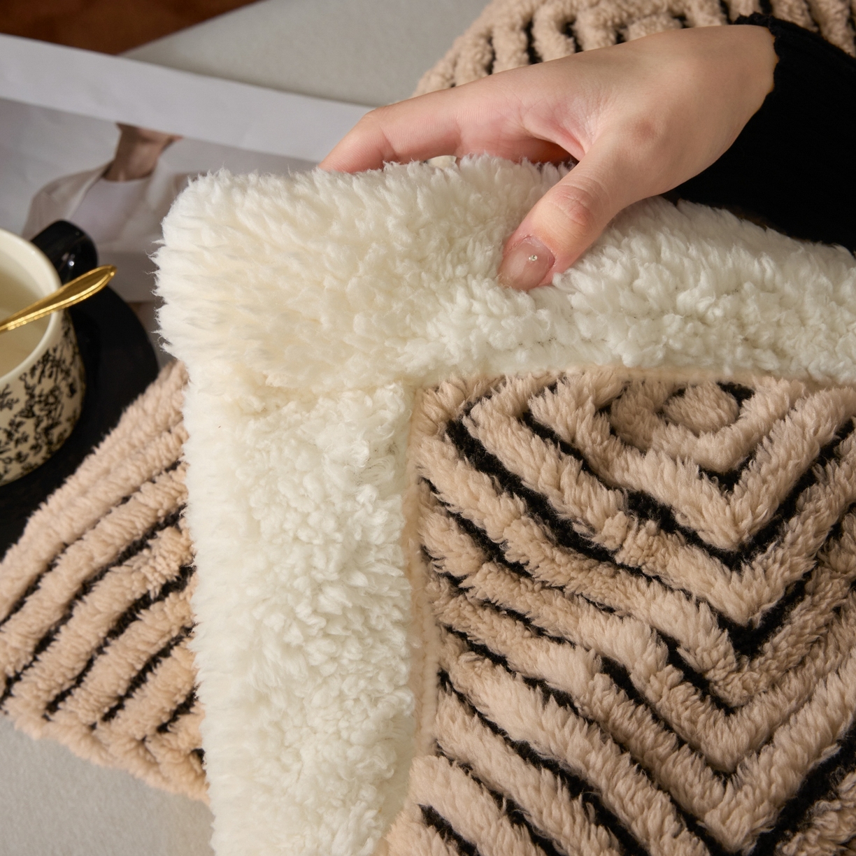 91家纺网 家纺一手货源 找家纺 欧邦 2025新款航空轻奢暖阳绒羊羔绒毛毯毯子 檀木咖