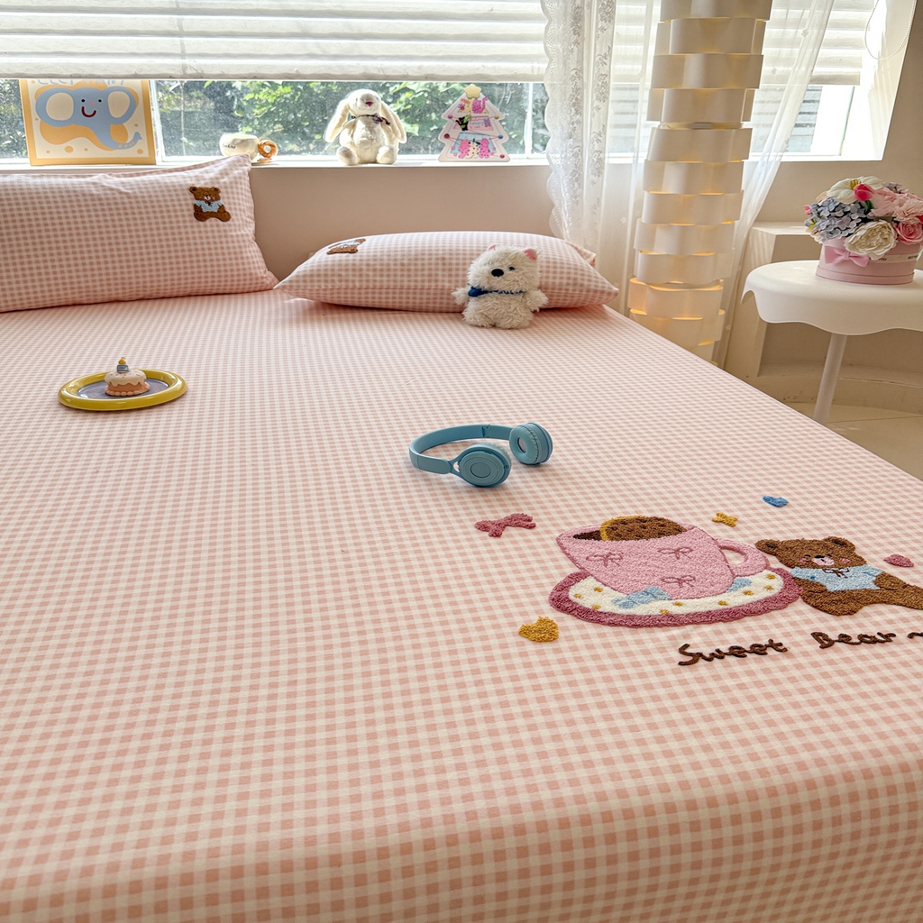 91家纺网 家纺一手货源 找家纺 慕尚家纺 2025新款全棉磨毛毛巾绣单床笠 床笠单件 茶杯小熊