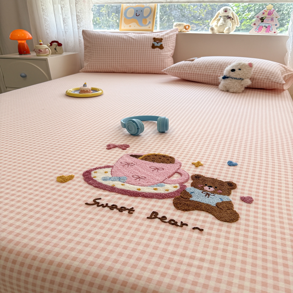 91家纺网 家纺一手货源 找家纺 慕尚家纺 2025新款全棉磨毛毛巾绣单床笠 床笠单件 茶杯小熊