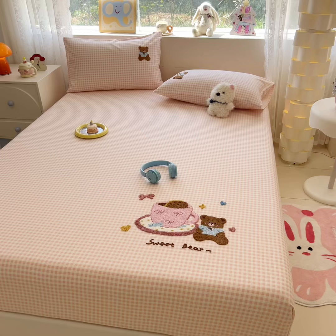 91家纺网 家纺一手货源 找家纺 慕尚家纺 2025新款全棉磨毛毛巾绣单床笠 床笠单件 茶杯小熊