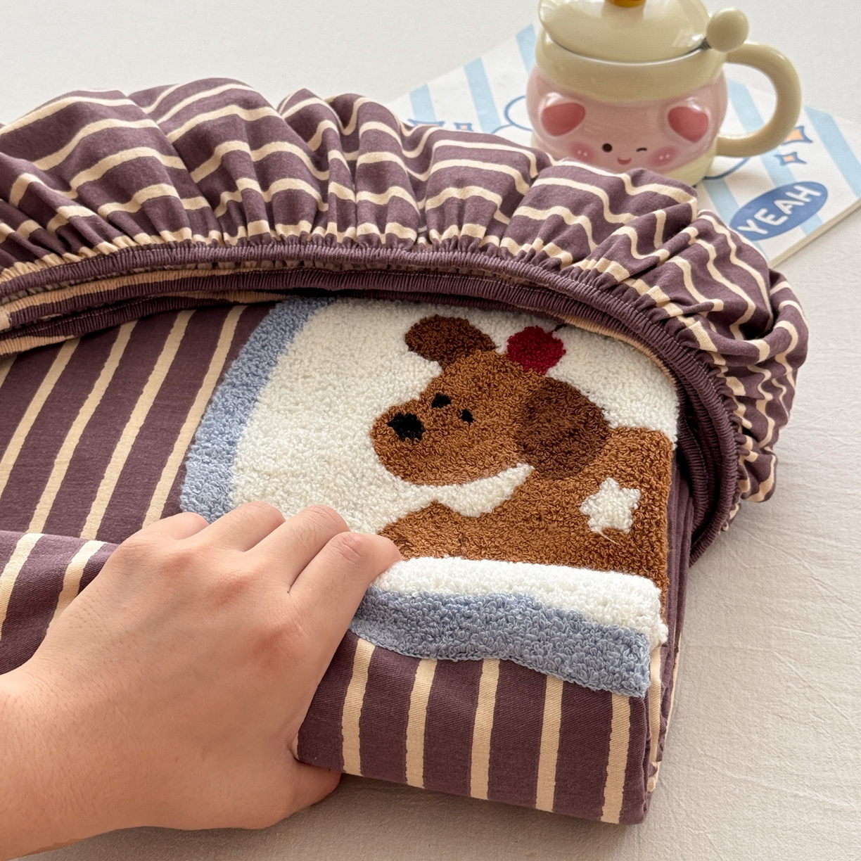 91家纺网 家纺一手货源 找家纺 慕尚家纺 2025新款全棉磨毛毛巾绣单床笠 床笠单件 大苹果小狗