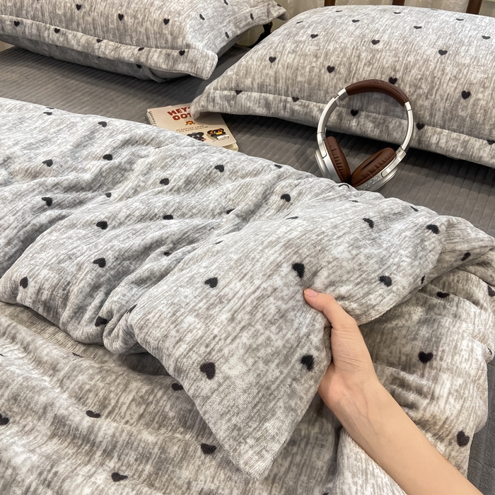 91家纺网 家纺一手货源 找家纺 （总）仟网汇 2025新款亲肤舒适双面牛奶绒床盖款四件套