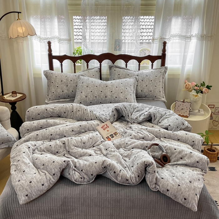 91家纺网 家纺一手货源 找家纺 （总）仟网汇 2025新款亲肤舒适双面牛奶绒床盖款四件套