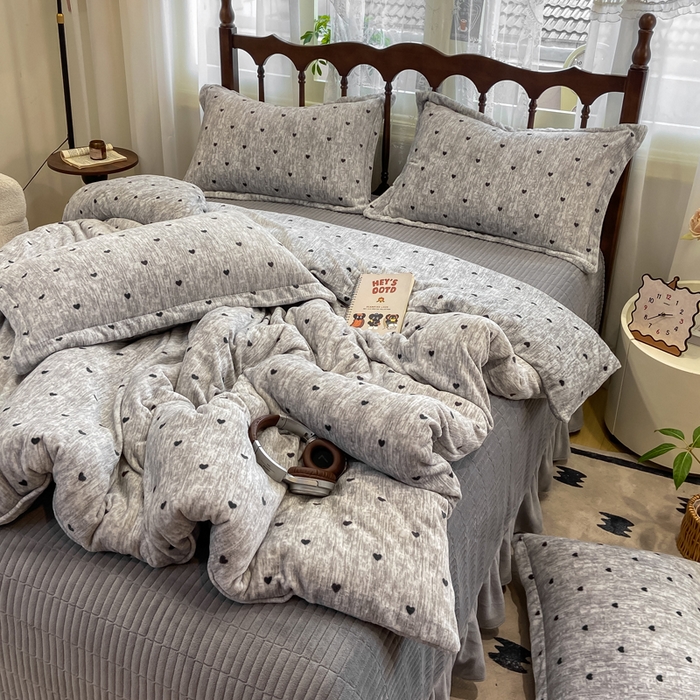 91家纺网 家纺一手货源 找家纺 仟网汇 2025新款亲肤舒适双面牛奶绒床盖款四件套 爱心灰