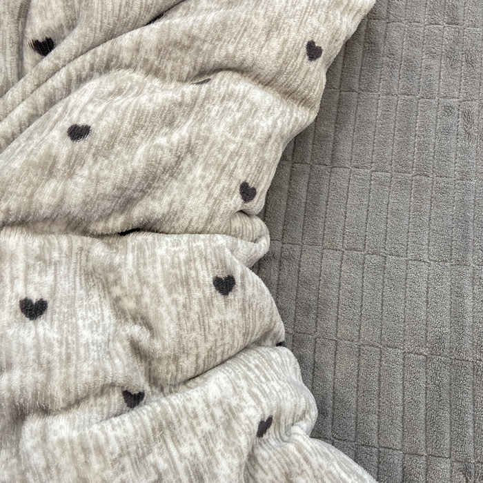 91家纺网 家纺一手货源 找家纺 仟网汇 2025新款亲肤舒适双面牛奶绒床盖款四件套 爱心灰