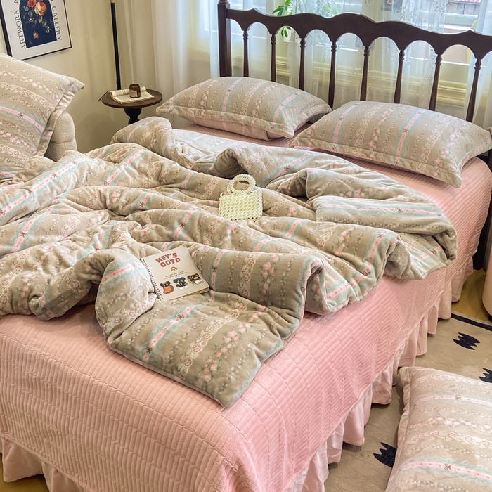 91家纺网 家纺一手货源 找家纺 仟网汇 2025新款亲肤舒适双面牛奶绒床盖款四件套 蔷薇粉