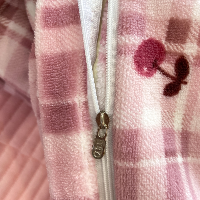 91家纺网 家纺一手货源 找家纺 仟网汇 2025新款亲肤舒适双面牛奶绒床盖款四件套 樱桃格趣