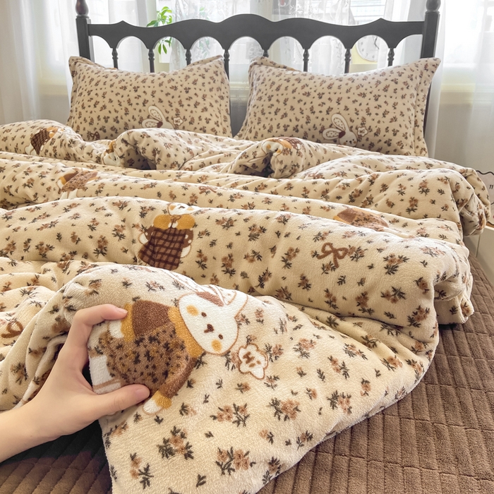 91家纺网 家纺一手货源 找家纺 仟网汇 2025新款亲肤舒适双面牛奶绒床盖款四件套 枝枝兔