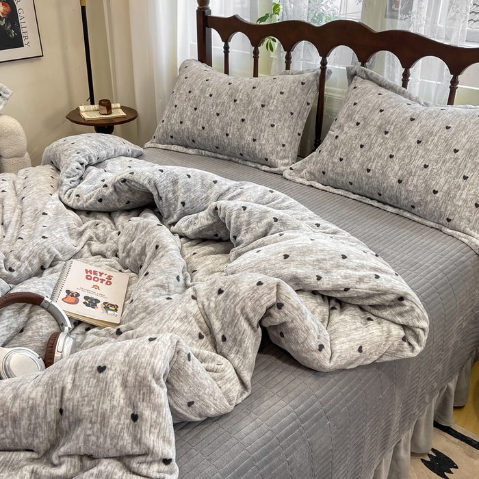 91家纺网 家纺一手货源 找家纺 仟网汇 2025新款亲肤舒适双面牛奶绒床盖款四件套 爱心灰