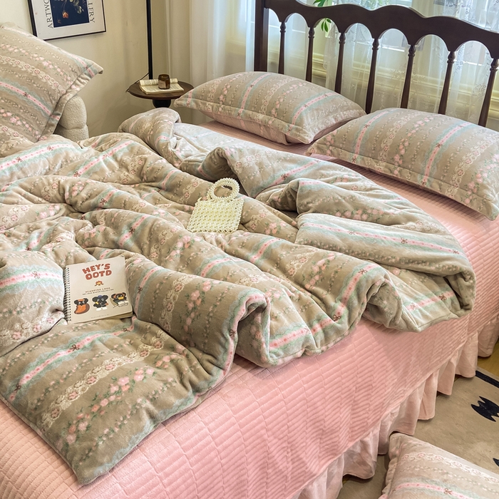 91家纺网 家纺一手货源 找家纺 仟网汇 2025新款亲肤舒适双面牛奶绒床盖款四件套 蔷薇粉