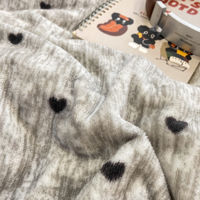 91家纺网 家纺一手货源 找家纺 仟网汇 2025新款亲肤舒适双面牛奶绒床盖款四件套 爱心灰