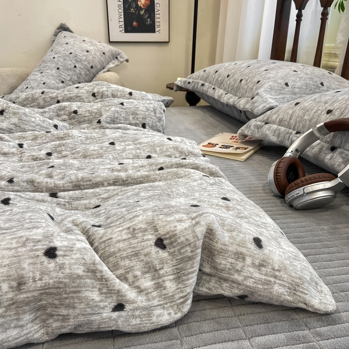 91家纺网 家纺一手货源 找家纺 仟网汇 2025新款亲肤舒适双面牛奶绒床盖款四件套 爱心灰