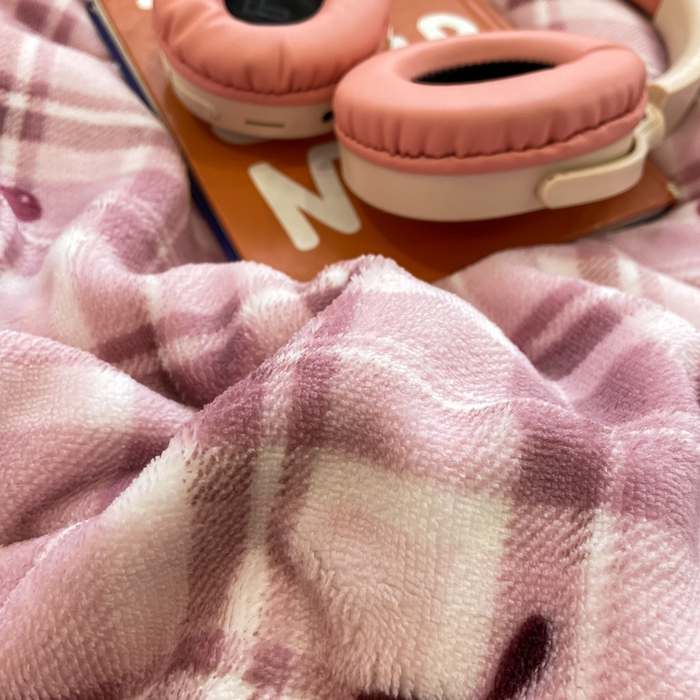 91家纺网 家纺一手货源 找家纺 仟网汇 2025新款亲肤舒适双面牛奶绒床盖款四件套 樱桃格趣