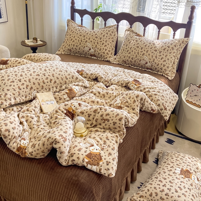 91家纺网 家纺一手货源 找家纺 仟网汇 2025新款亲肤舒适双面牛奶绒床盖款四件套 枝枝兔