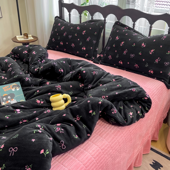 91家纺网 家纺一手货源 找家纺 仟网汇 2025新款亲肤舒适双面牛奶绒床盖款四件套 复古小花