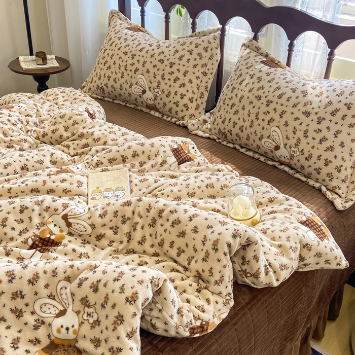 91家纺网 家纺一手货源 找家纺 仟网汇 2025新款亲肤舒适双面牛奶绒床盖款四件套 枝枝兔