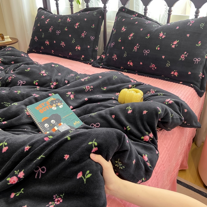 91家纺网 家纺一手货源 找家纺 仟网汇 2025新款亲肤舒适双面牛奶绒床盖款四件套 复古小花