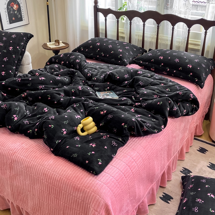 91家纺网 家纺一手货源 找家纺 仟网汇 2025新款亲肤舒适双面牛奶绒床盖款四件套 复古小花