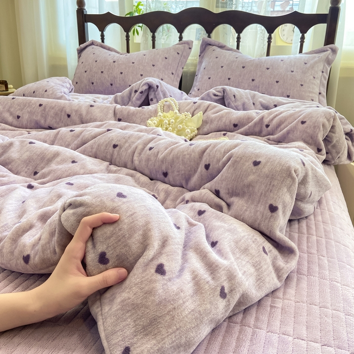 91家纺网 家纺一手货源 找家纺 仟网汇 2025新款亲肤舒适双面牛奶绒床盖款四件套 爱心紫