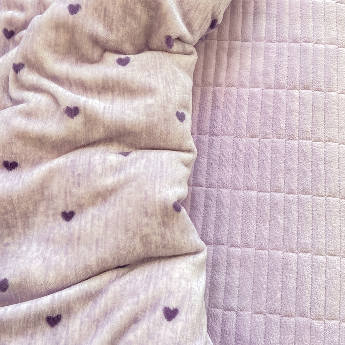 91家纺网 家纺一手货源 找家纺 仟网汇 2025新款亲肤舒适双面牛奶绒床盖款四件套 爱心紫