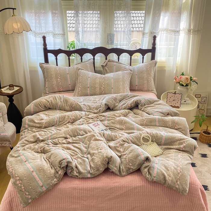 91家纺网 家纺一手货源 找家纺 仟网汇 2025新款亲肤舒适双面牛奶绒床盖款四件套 蔷薇粉