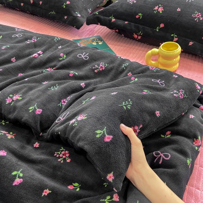 91家纺网 家纺一手货源 找家纺 仟网汇 2025新款亲肤舒适双面牛奶绒床盖款四件套 复古小花