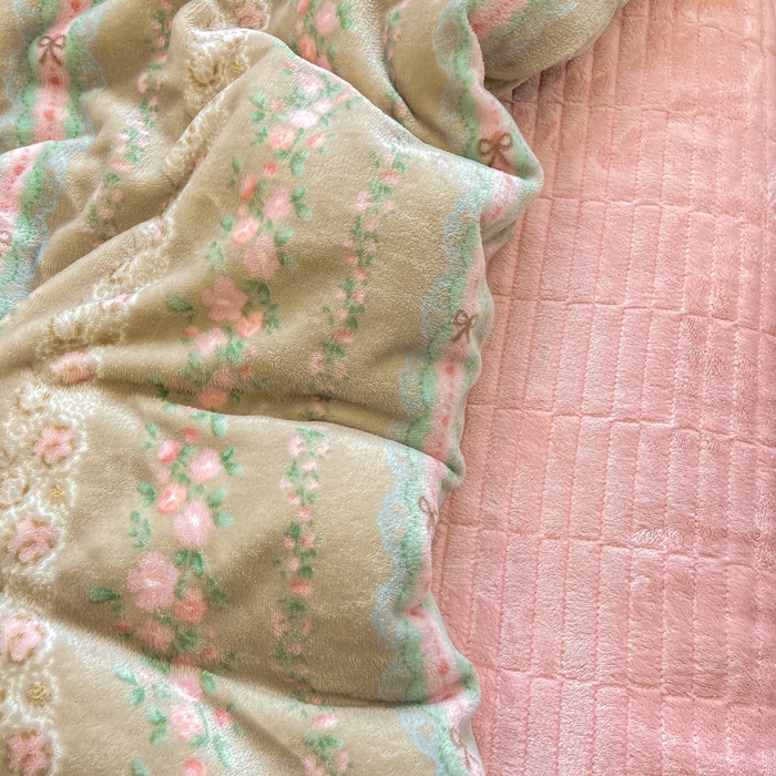 91家纺网 家纺一手货源 找家纺 仟网汇 2025新款亲肤舒适双面牛奶绒床盖款四件套 蔷薇粉