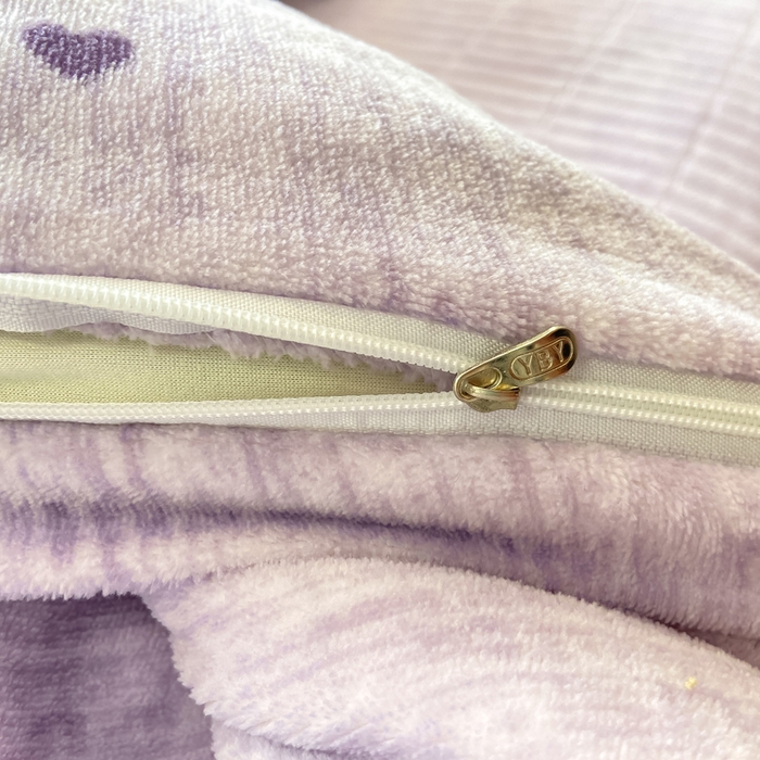 91家纺网 家纺一手货源 找家纺 仟网汇 2025新款亲肤舒适双面牛奶绒床盖款四件套 爱心紫