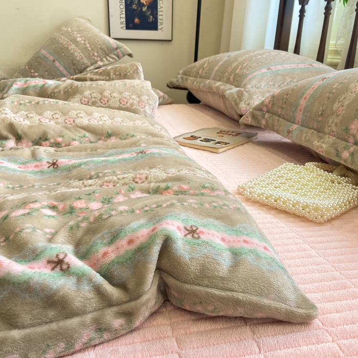 91家纺网 家纺一手货源 找家纺 仟网汇 2025新款亲肤舒适双面牛奶绒床盖款四件套 蔷薇粉