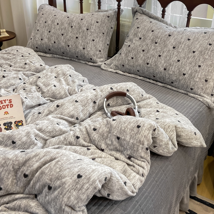 91家纺网 家纺一手货源 找家纺 仟网汇 2025新款亲肤舒适双面牛奶绒床盖款四件套 爱心灰