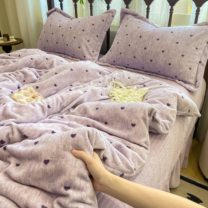 91家纺网 家纺一手货源 找家纺 仟网汇 2025新款亲肤舒适双面牛奶绒床盖款四件套 爱心紫