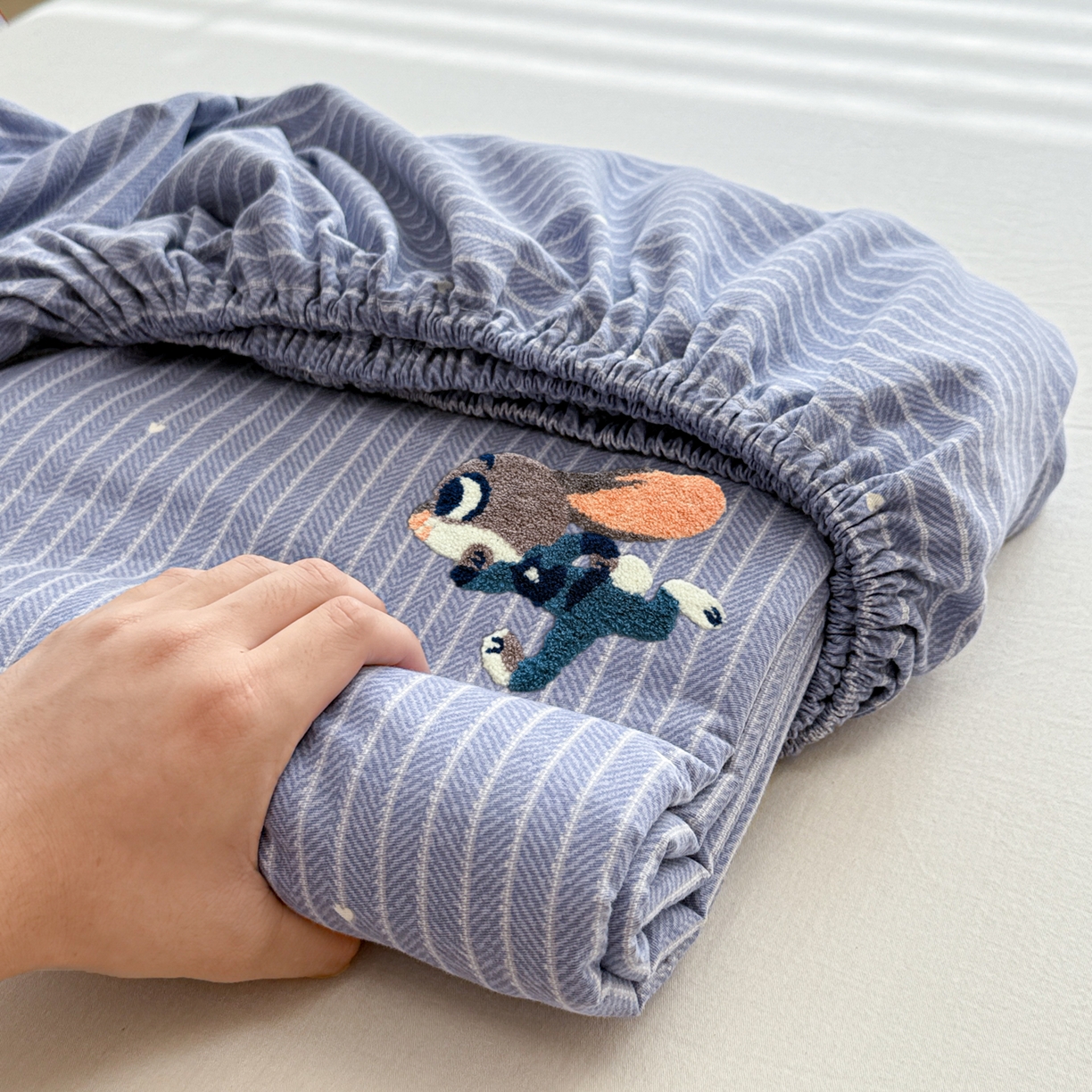 91家纺网 家纺一手货源 找家纺 慕尚家纺 2025新款全棉磨毛毛巾绣单床笠 床笠单件 字母兔