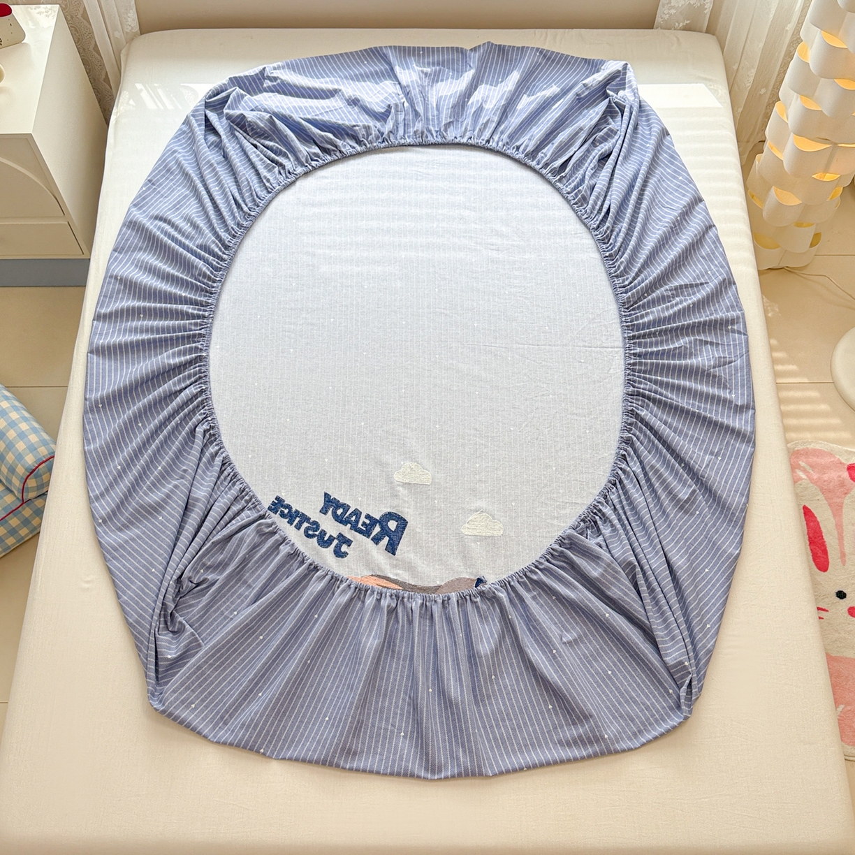 91家纺网 家纺一手货源 找家纺 慕尚家纺 2025新款全棉磨毛毛巾绣单床笠 床笠单件 字母兔