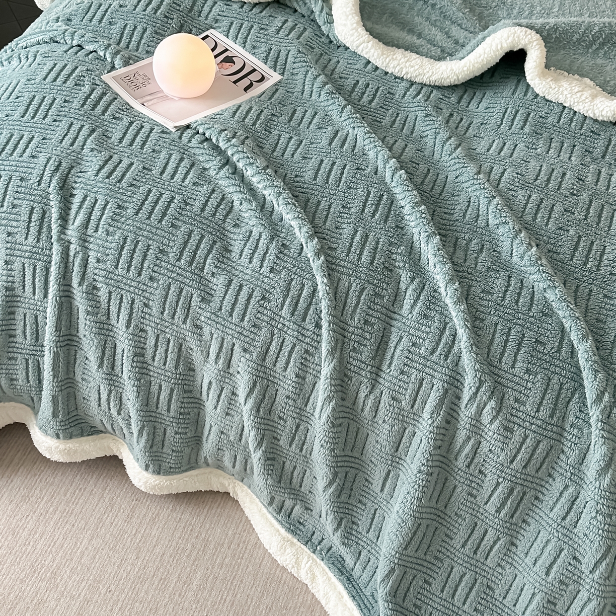 91家纺网 家纺一手货源 找家纺 永耀家纺 2025新款横竖格单层双面绒毛毯 半岛蓝