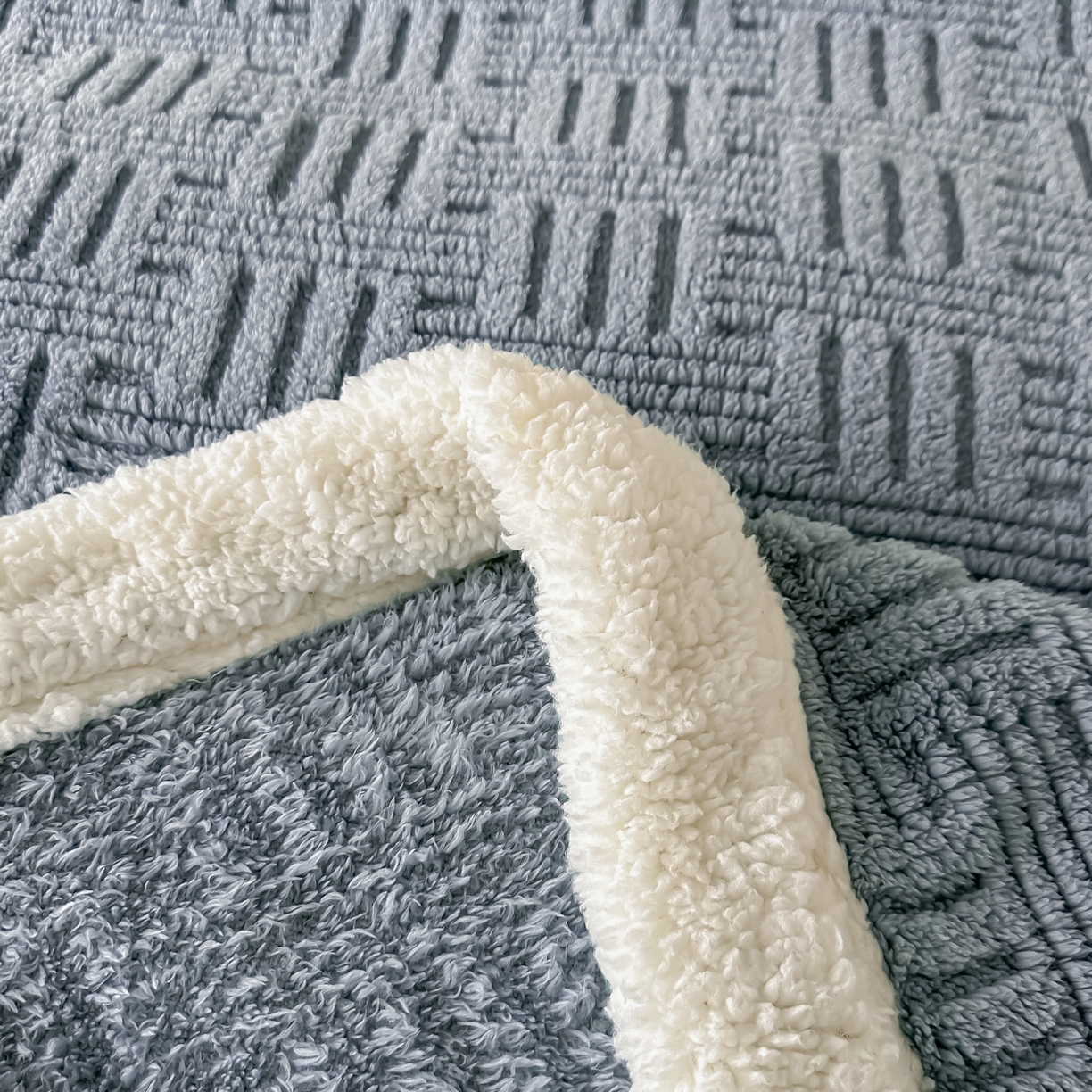 91家纺网 家纺一手货源 找家纺 永耀家纺 2025新款横竖格单层双面绒毛毯 冰川灰