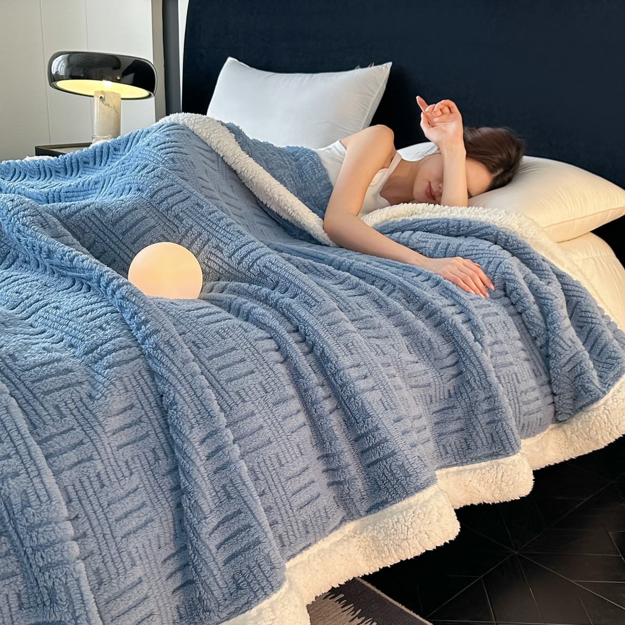 91家纺网 家纺一手货源 找家纺 永耀家纺 2025新款横竖格单层双面绒毛毯 贵族蓝