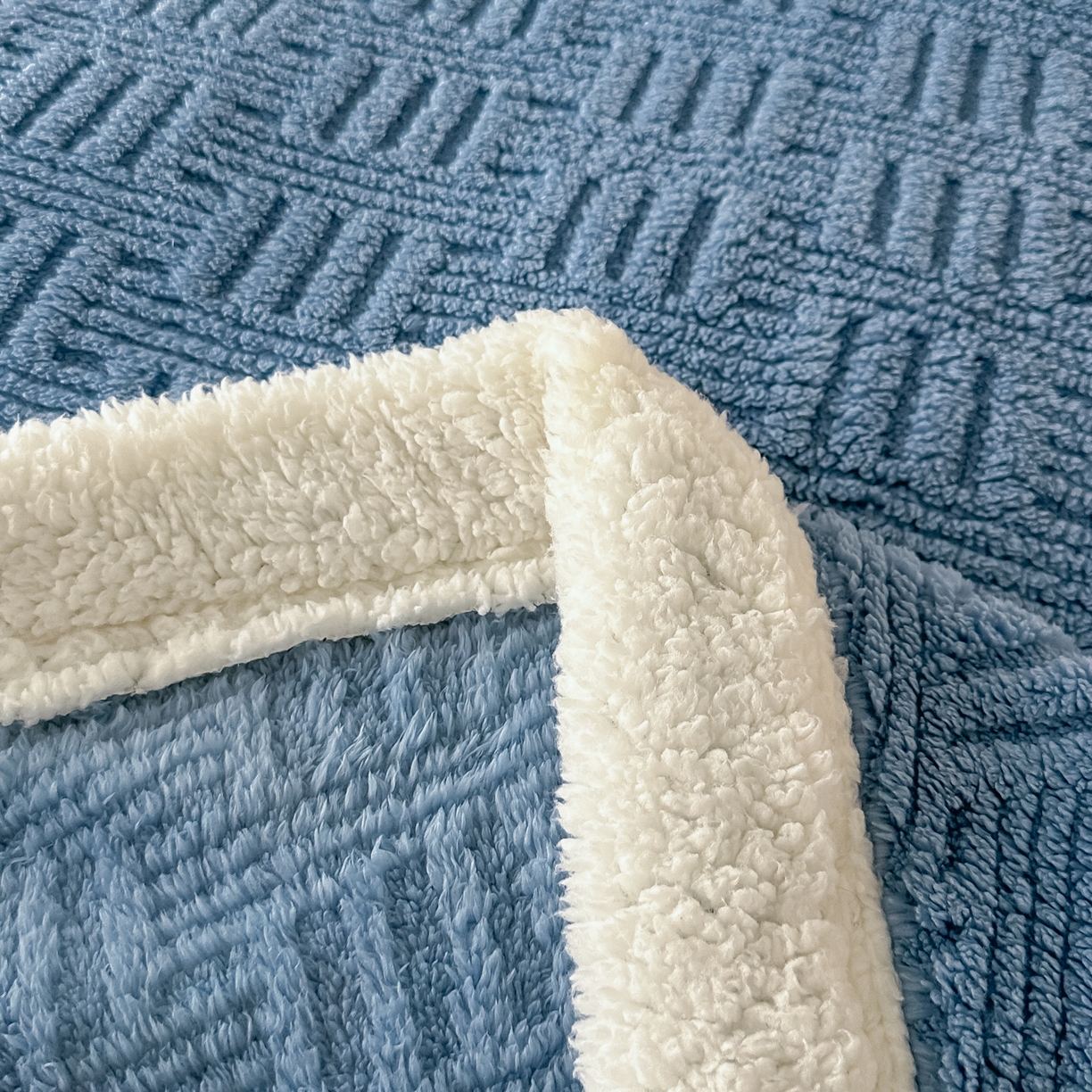 91家纺网 家纺一手货源 找家纺 永耀家纺 2025新款横竖格单层双面绒毛毯 贵族蓝