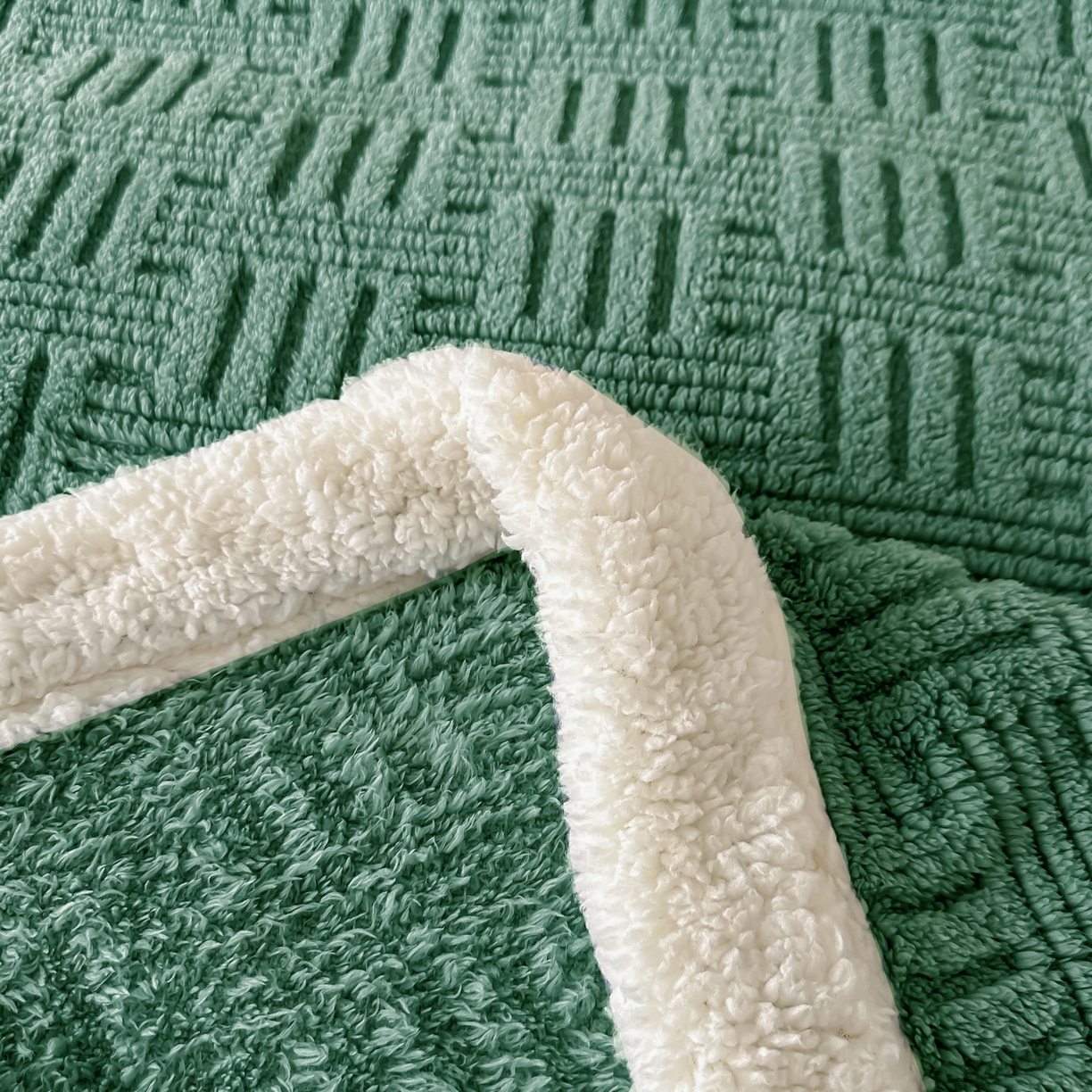 91家纺网 家纺一手货源 找家纺 永耀家纺 2025新款横竖格单层双面绒毛毯 青木绿